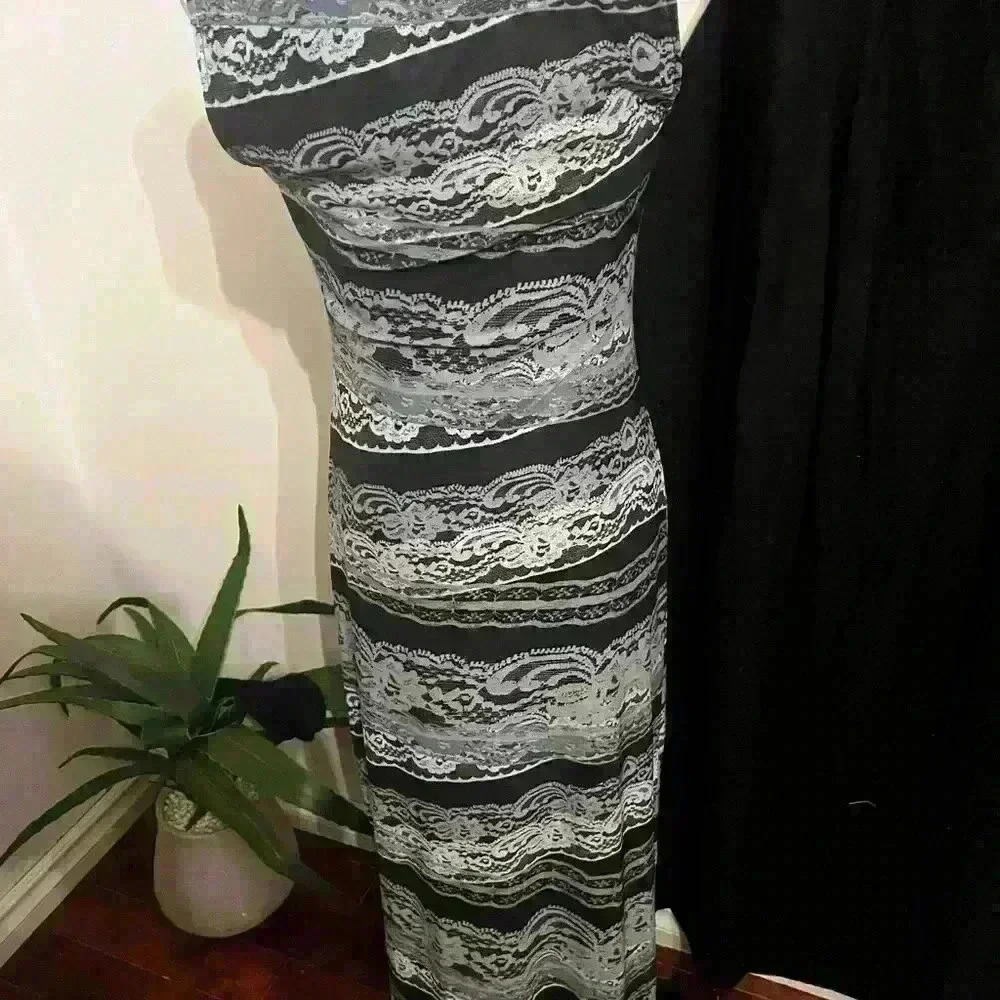 Lace  pattern dress - Picture 7 of 8